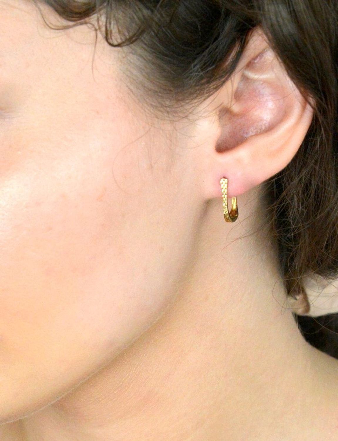 Eleganckie kolczyki wykonane z wysokiej jakości złota próby 333, które zachwycają subtelnym grawerem dodającym im wyjątkowego charakteru. 2.jpg